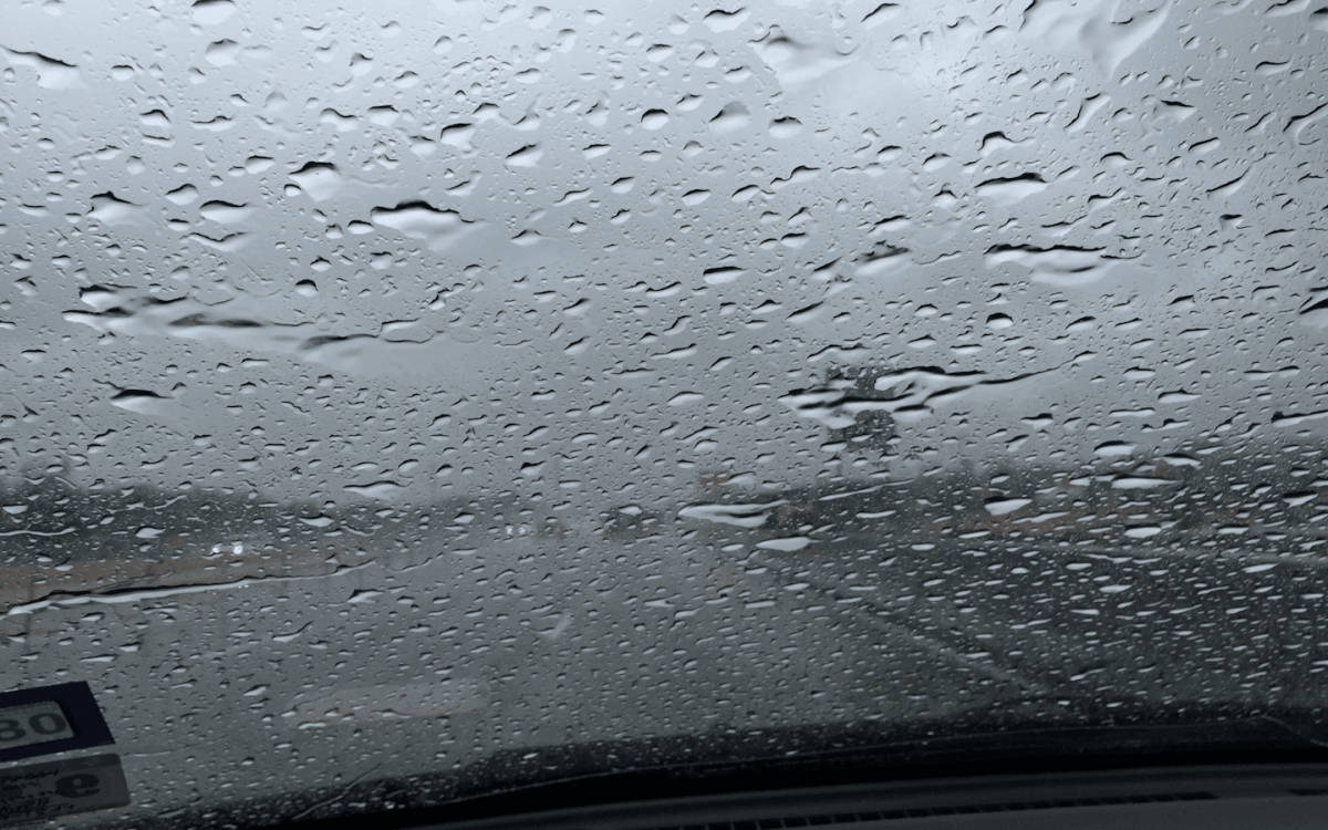 Капли дождя на стекле. Капли на стекле автомобиля. Капли дождя на стекле авто. Дождь на окне машины.