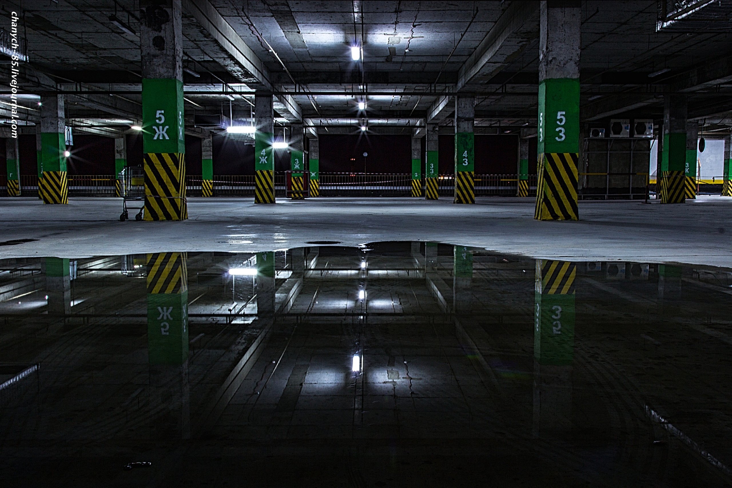 Closed parking. Подземный паркинг. Подземная стоянка. Пустая подземная парковка. Подземная парковка темная.