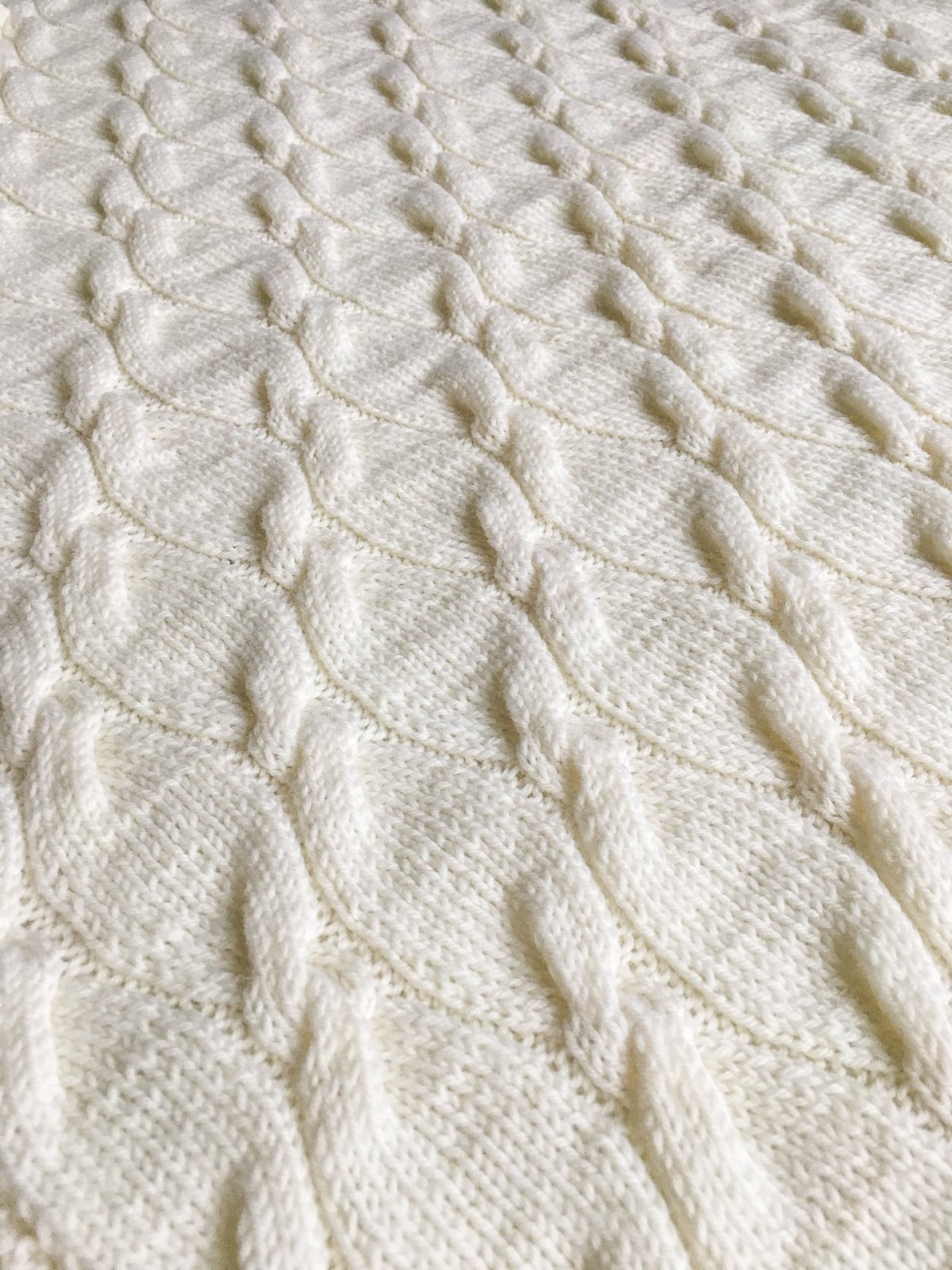 Белый вязаный плед спицами