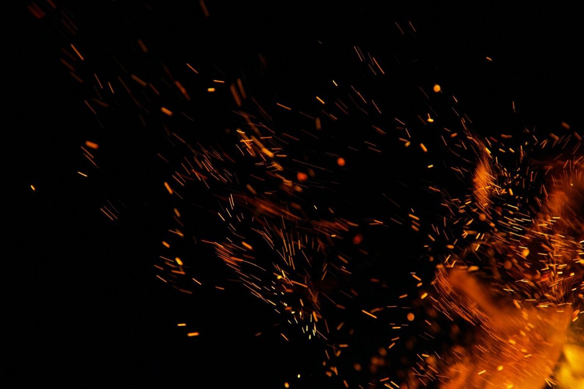 Порошок на черном фоне