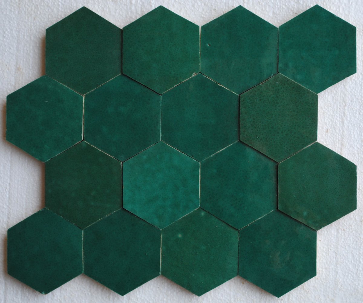 Мох на тротуарной плитке