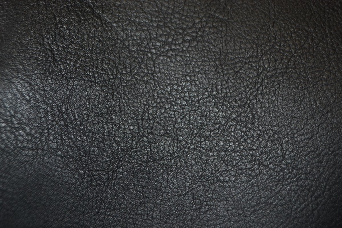 Черная кожа