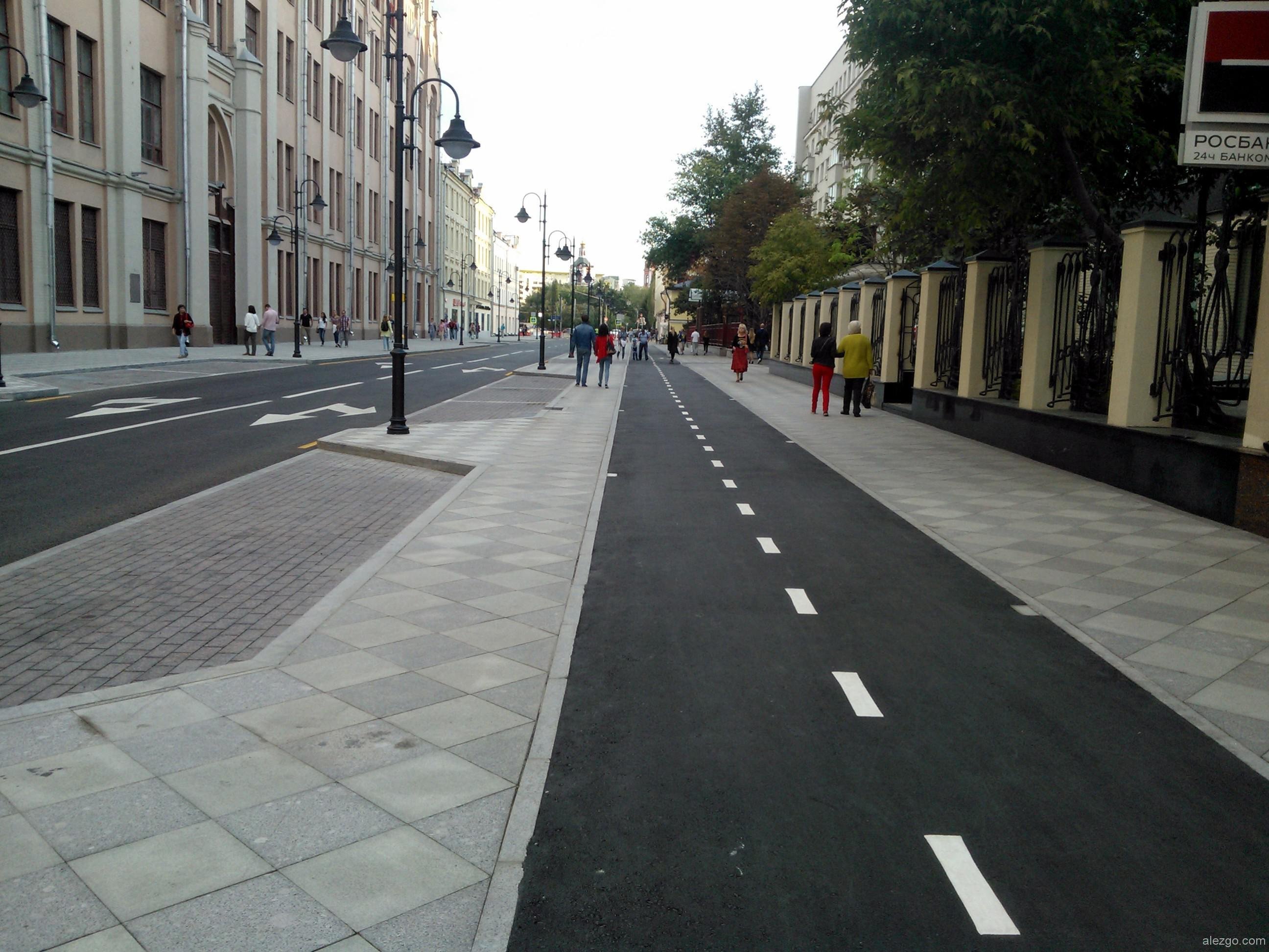 Части городской дороги. Велодорожка на улице Пятницкая. Велодорожки в Европе. Мощение проезжей части дороги. Пешеходная дорожка.