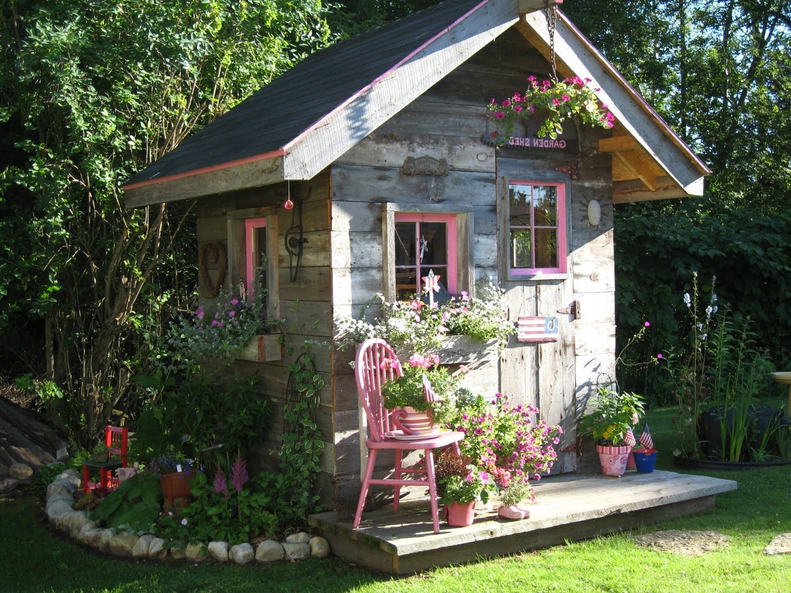 Идей маленьких домов. Садовый домик Shed Garden. Шед сарайчик. Украшение дачного домика. Красивая дача.