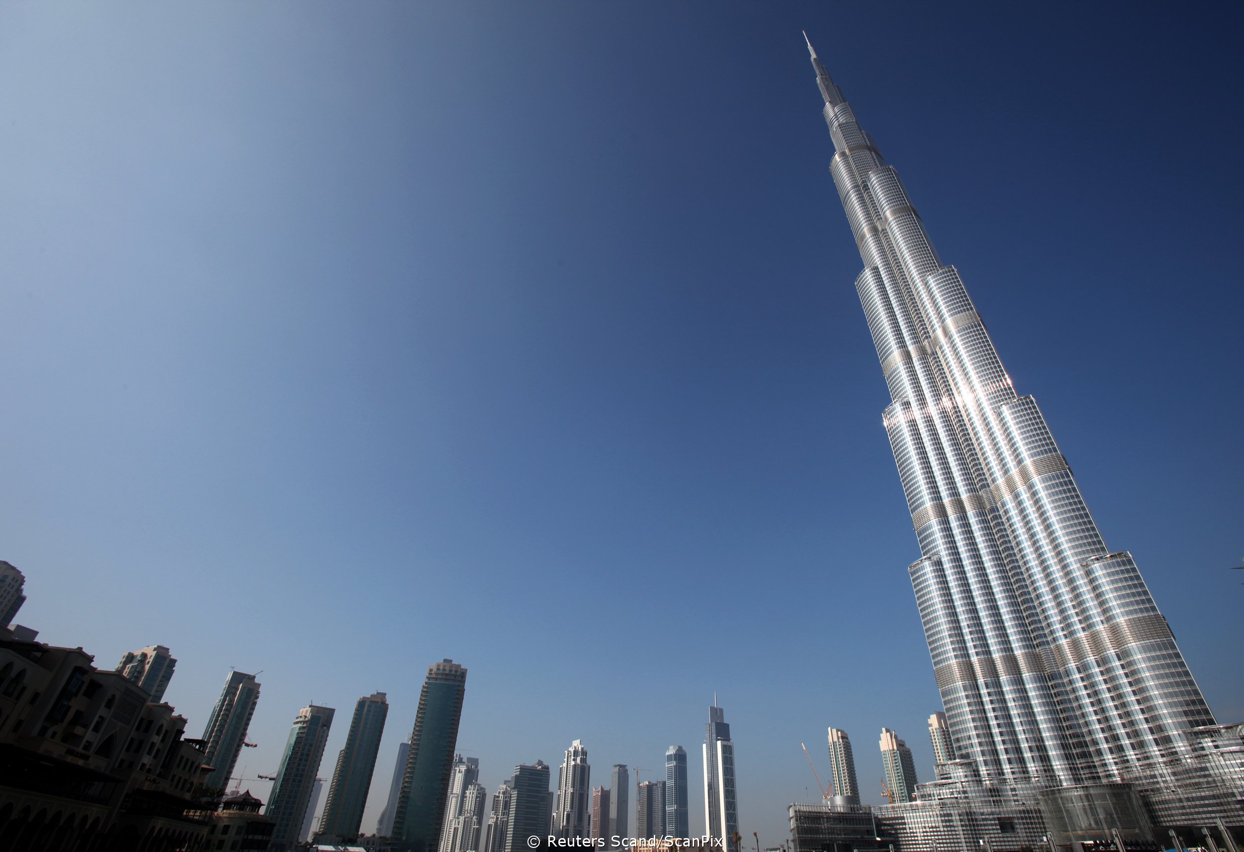 Самая высокая башня халифа. Башня Бурдж Халифа в Дубае. Башня Бурдж-Халифа (Дубай, ОАЭ, Архитектор Эдриан Смит). Дубай здание Бурдж Халифа. Высотные здания Бурдж Халифа.