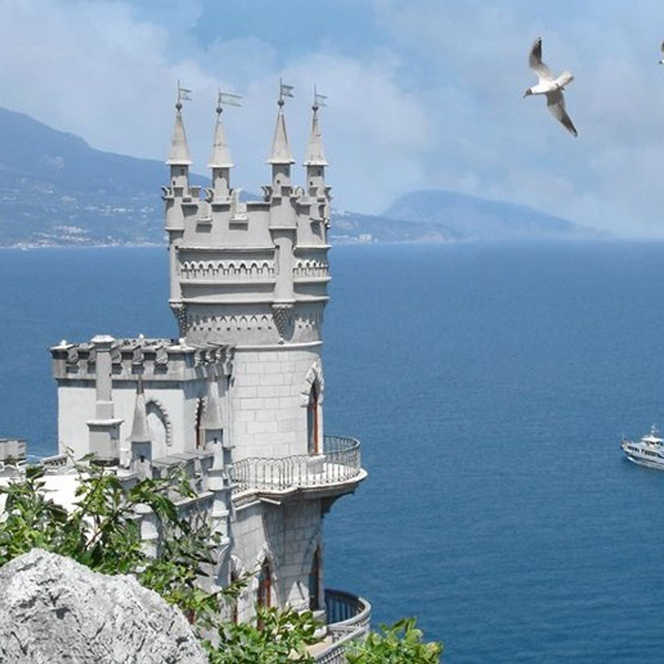 Какая природная достопримечательность является визитной карточкой крыма. Крым Ялта Ласточкино гнездо. Замок Ласточкино гнездо в Крыму. Ялта достопримечательности Ласточкино гнездо. Ласточкино гнездо в Крыму с моря.