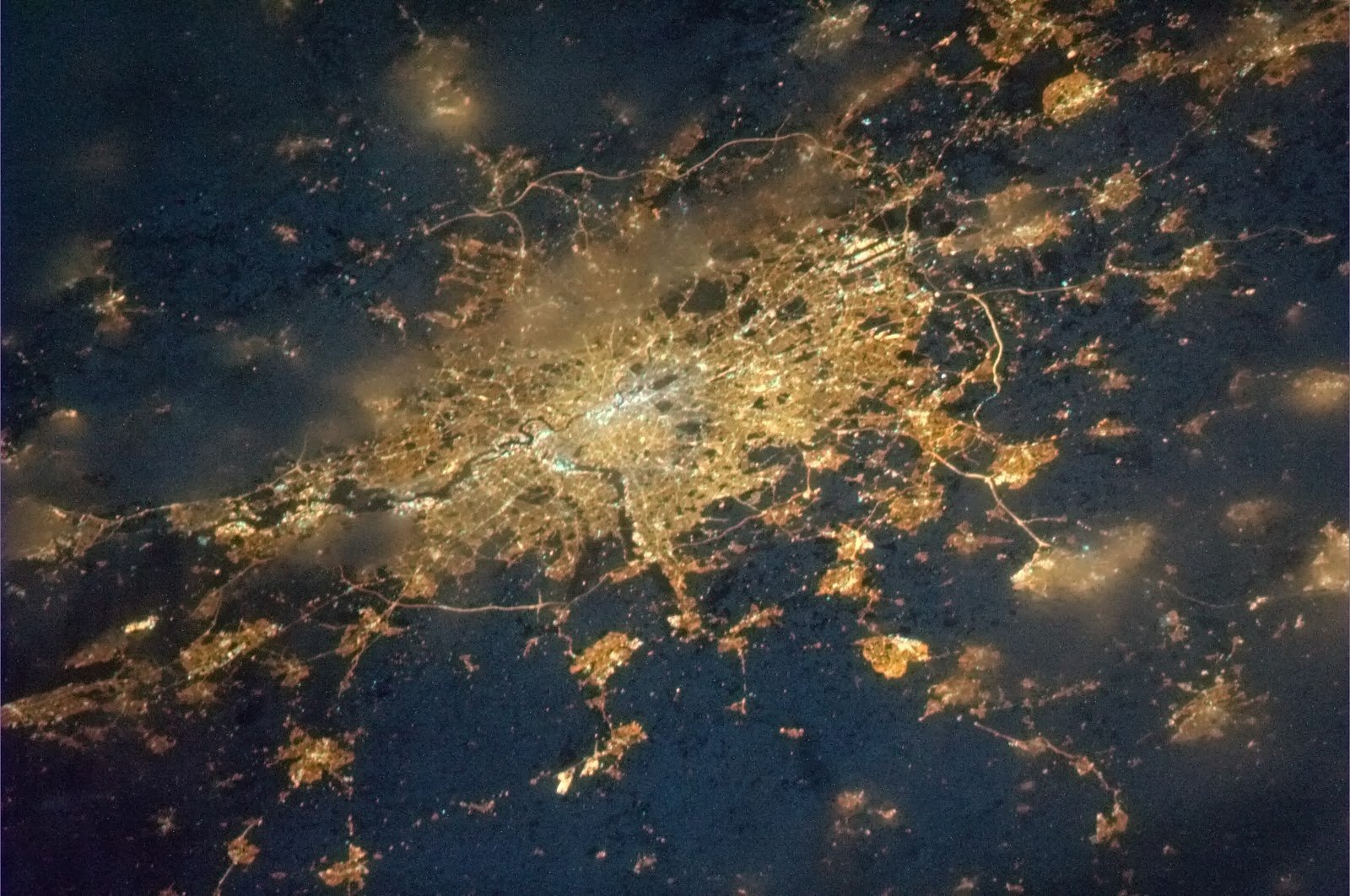 Видеть в реальном времени. Ночной вид из космоса. Вид земли из космоса ночью. Россия из космоса. Ночные снимки земли из космоса.