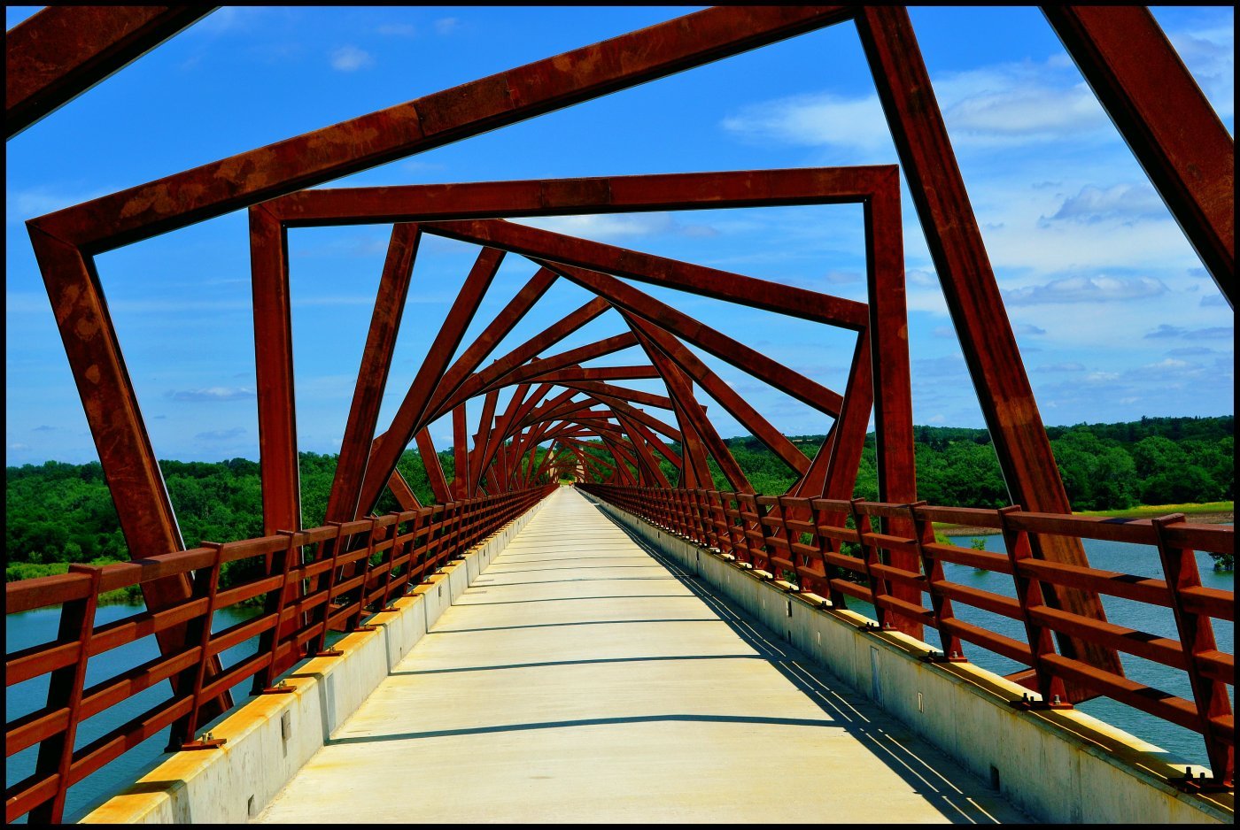 Подошва моста. Мост High Trestle Trail. Мост хёгакустенброн. Бендеры пешеходный мост. Однопролетный вантовый мост.