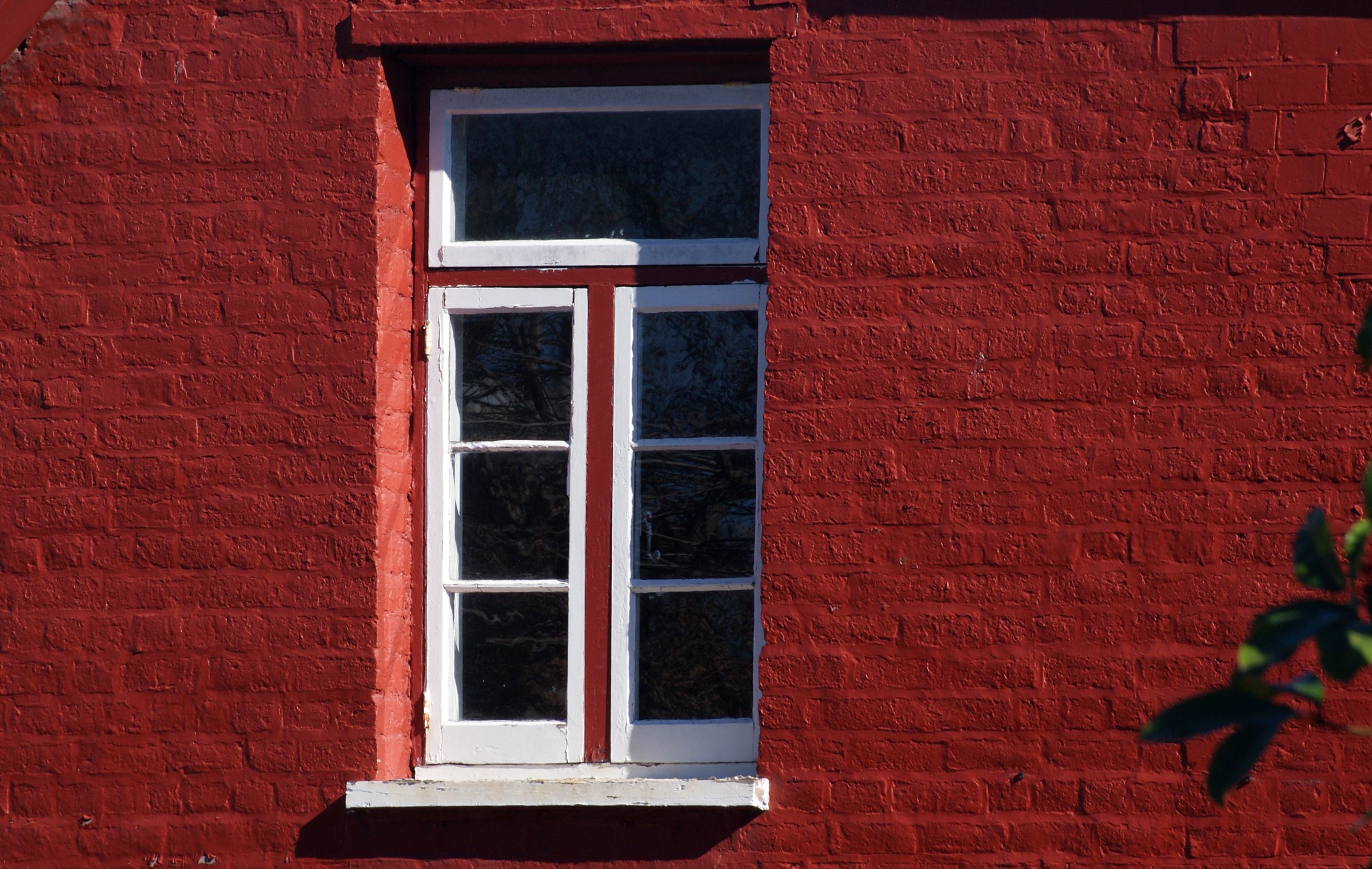 Какой краской покрасить кирпичный дом снаружи фото