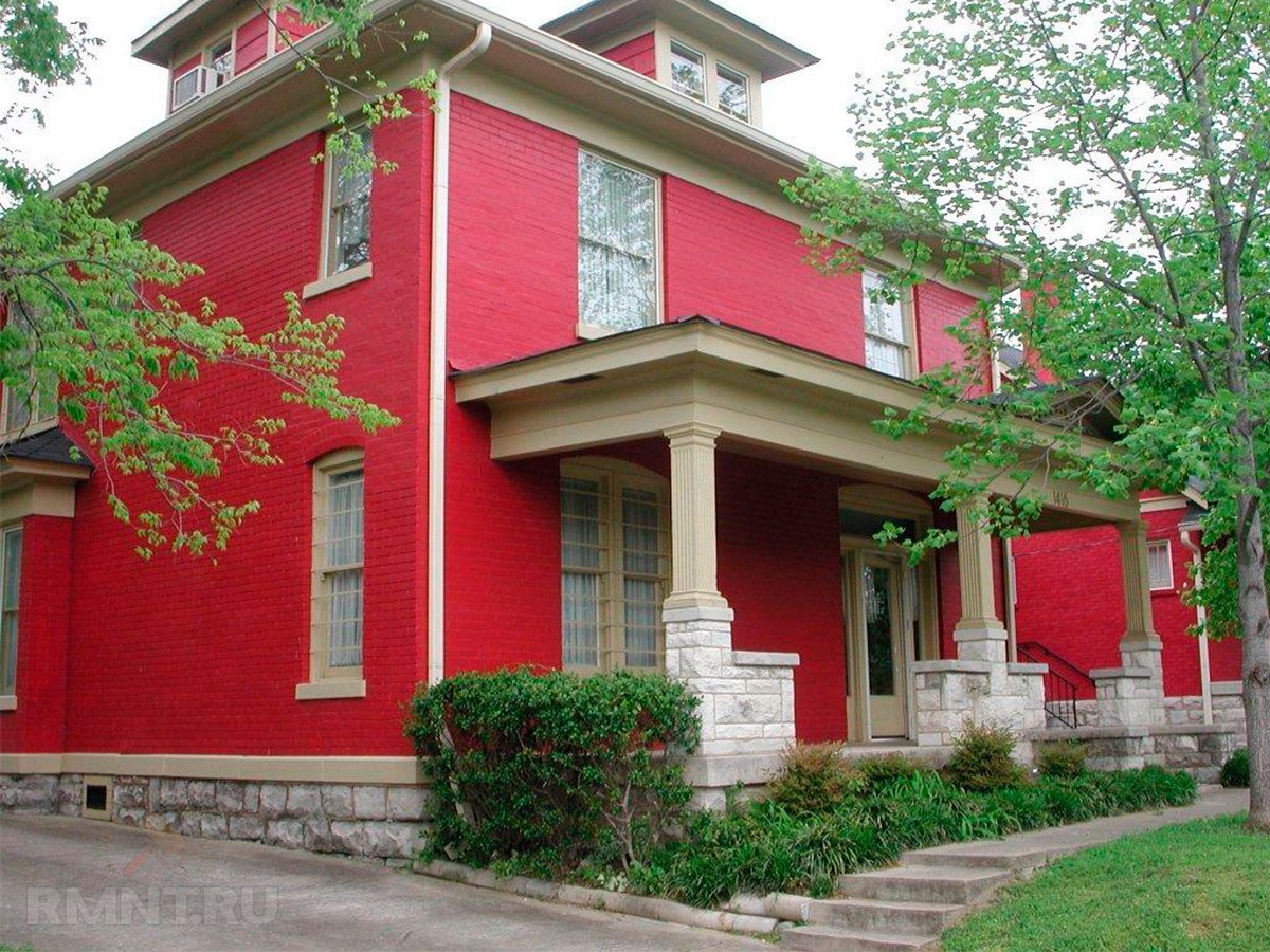 Дом в красочном. Красный фасад дома. Дом красного цвета. Красные фасады домов. Яркий фасад дома.
