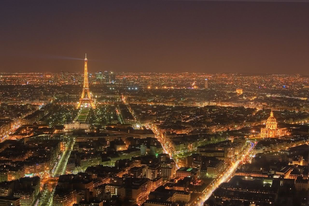 Вид на париж с эйфелевой башни. Ночной Париж Эйфелева башня. Эйфель башня ночью. Вид с эльфовой башни в Париже ночью. Париж вид на Эйфелеву башню ночью.