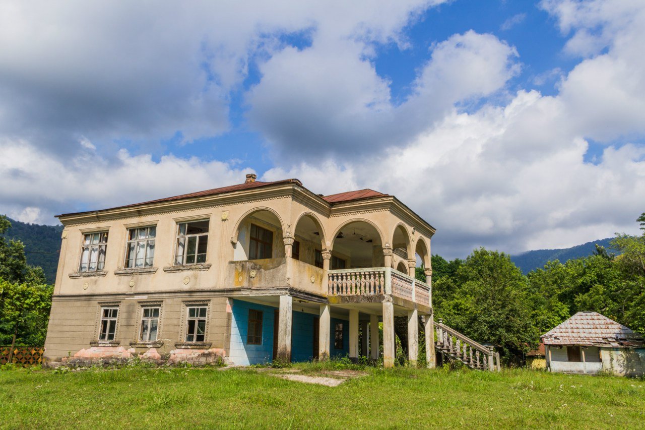 Абхазский дом. Абхазия, Гудаута, особняк гулария. Село Хуап Абхазия. Село Дурипш Абхазия.