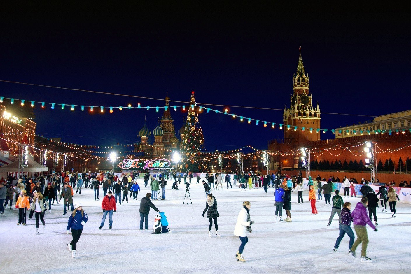 Куда пойти в праздники в москве. Каток в Москве на красной площади. ГУМ-каток Москва. Катки в Москве 2021-2022. ГУМ каток.