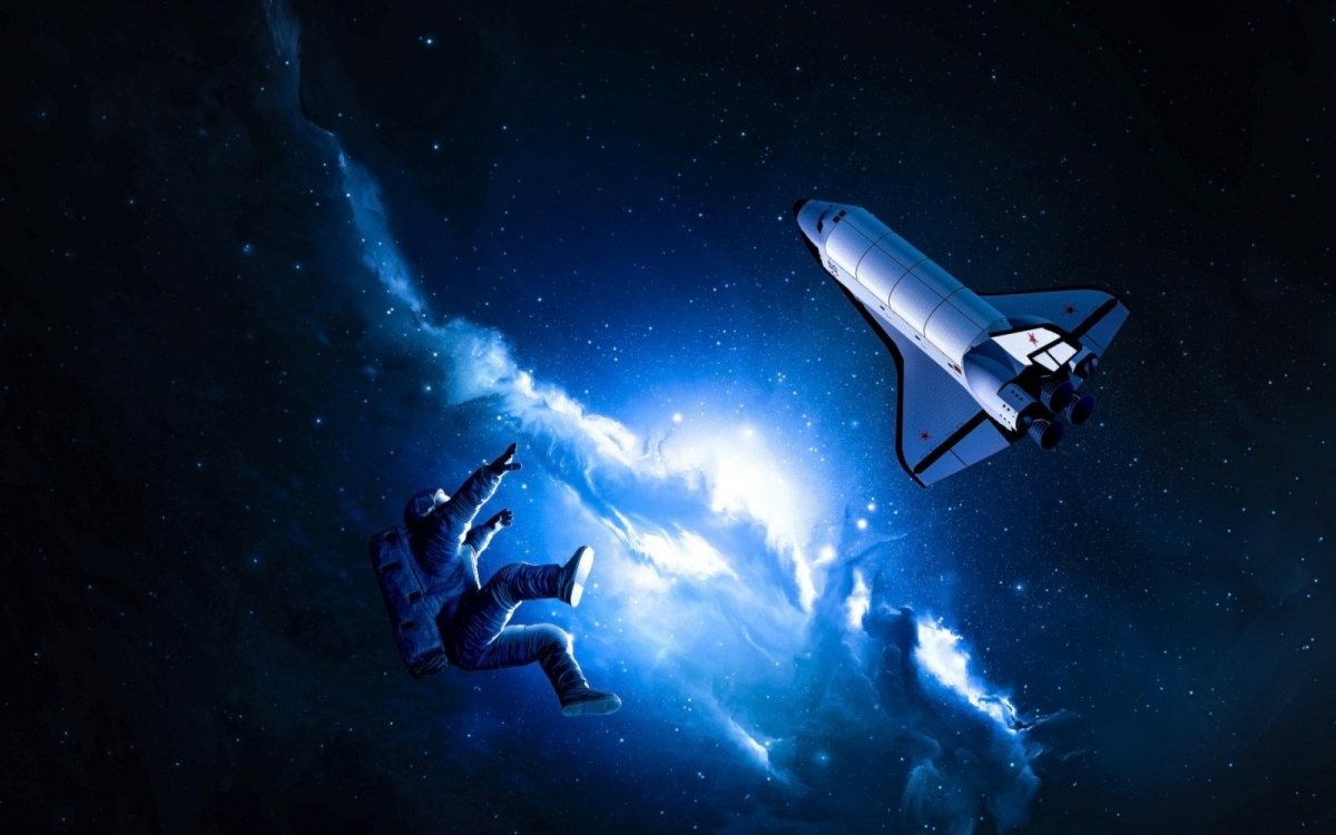 Спейс шаттл и космонавт