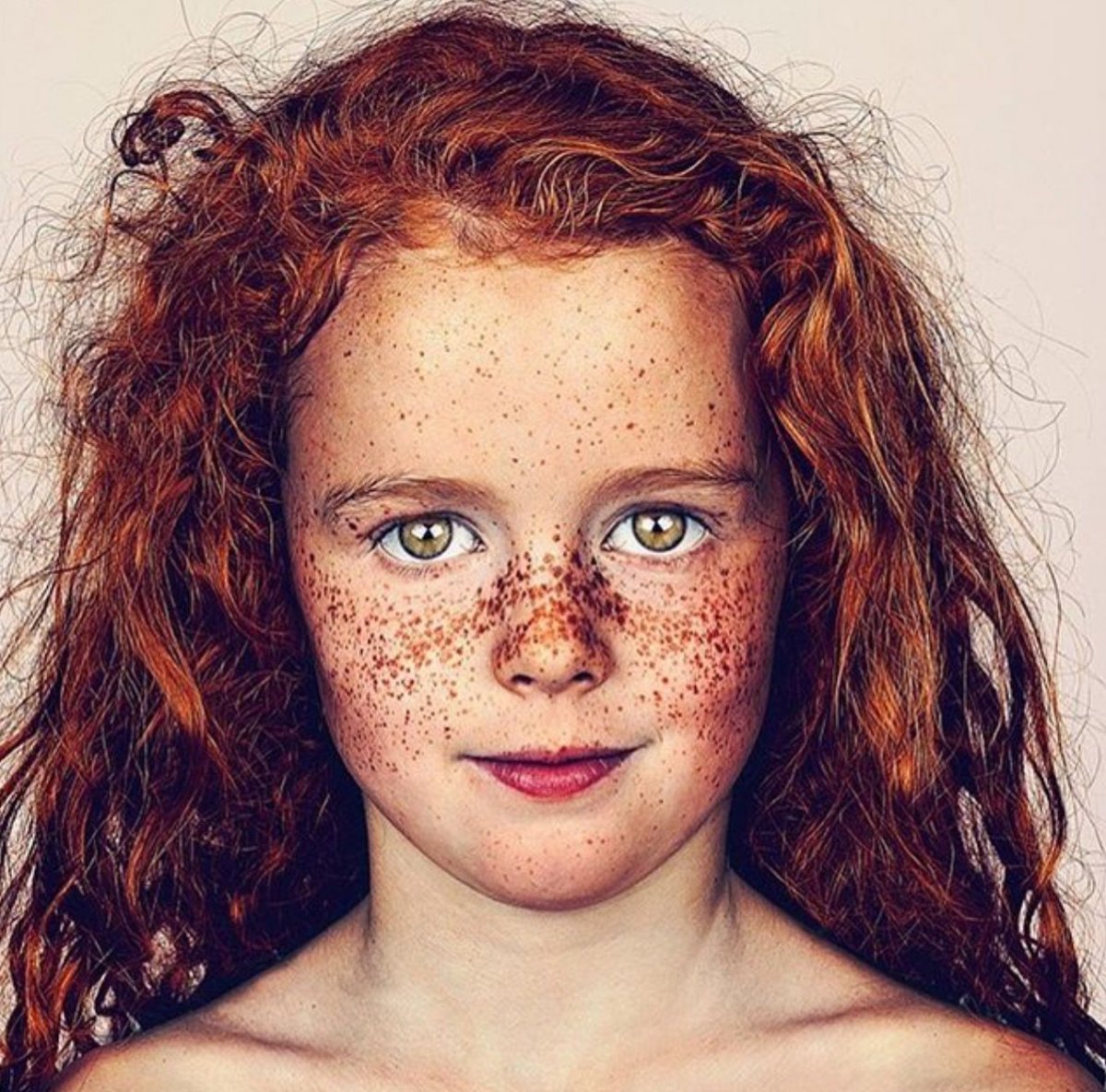 Селина Скиндер веснушки