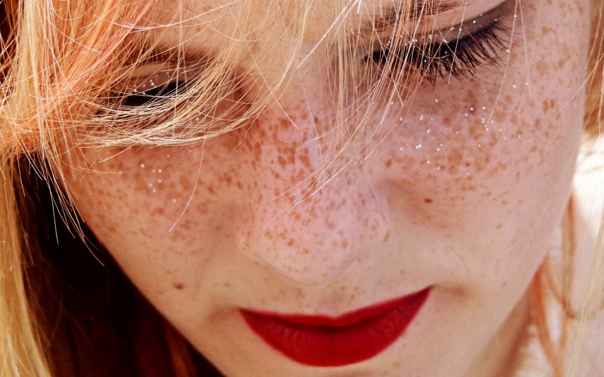 Девочка с веснушками