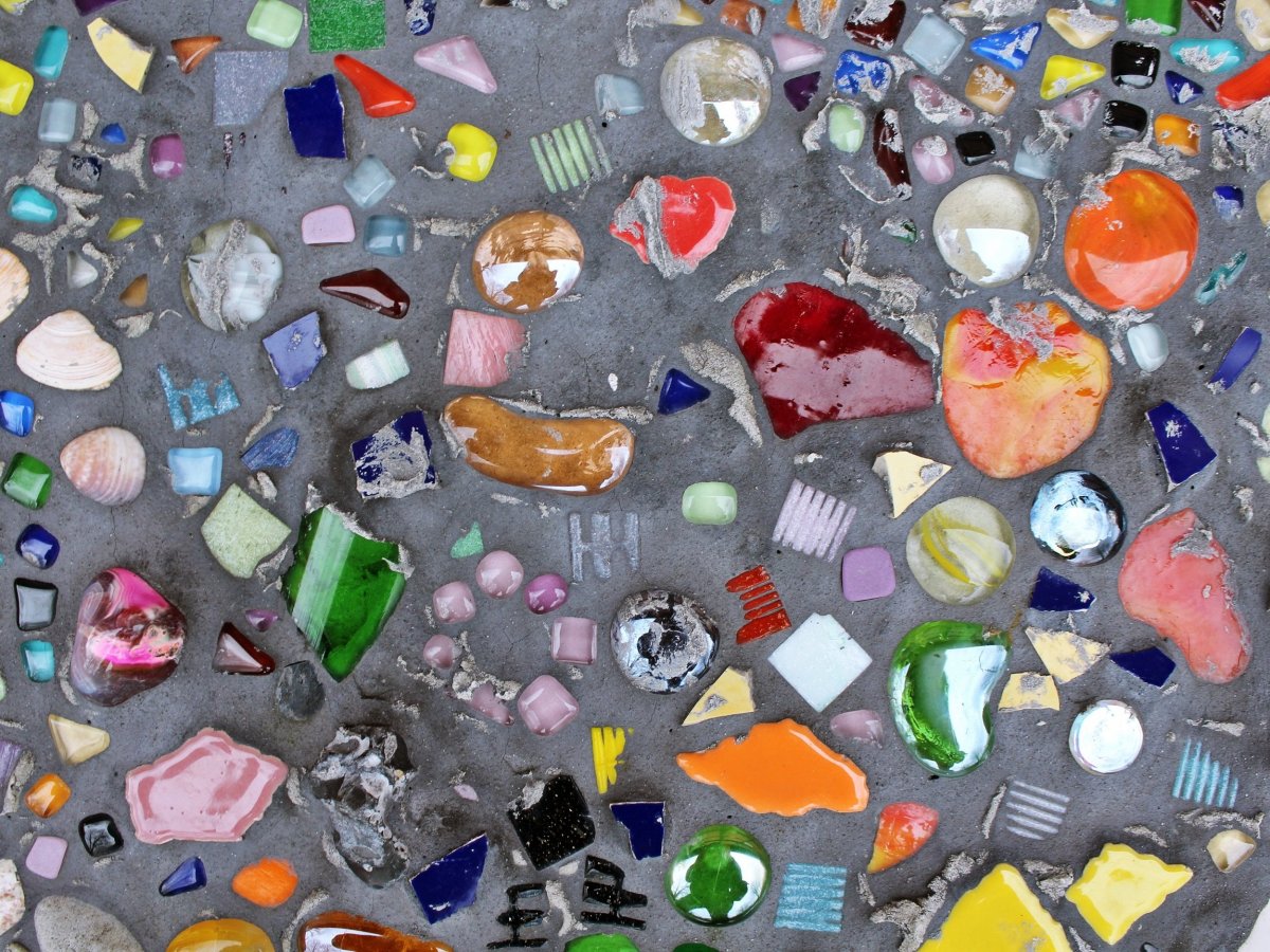 Камень разноцветный на стену