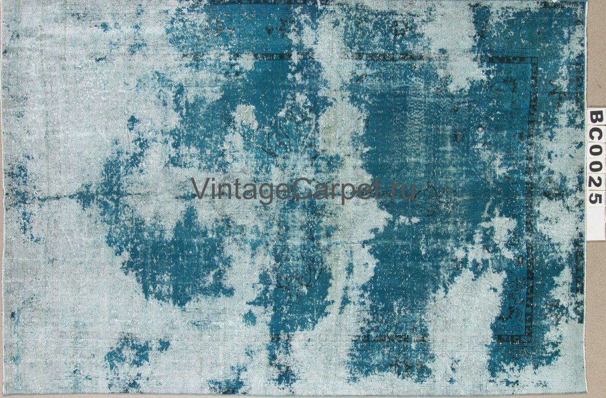 Ковер синий с потертостями
