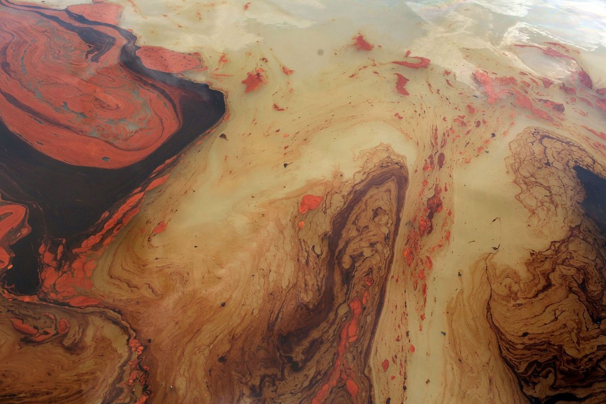 Пленка нефти