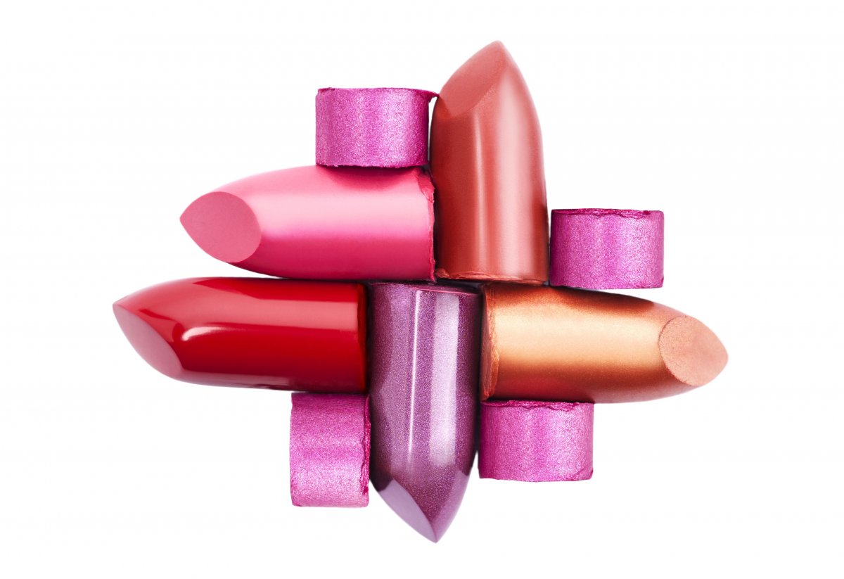 Губная помада на белом фоне