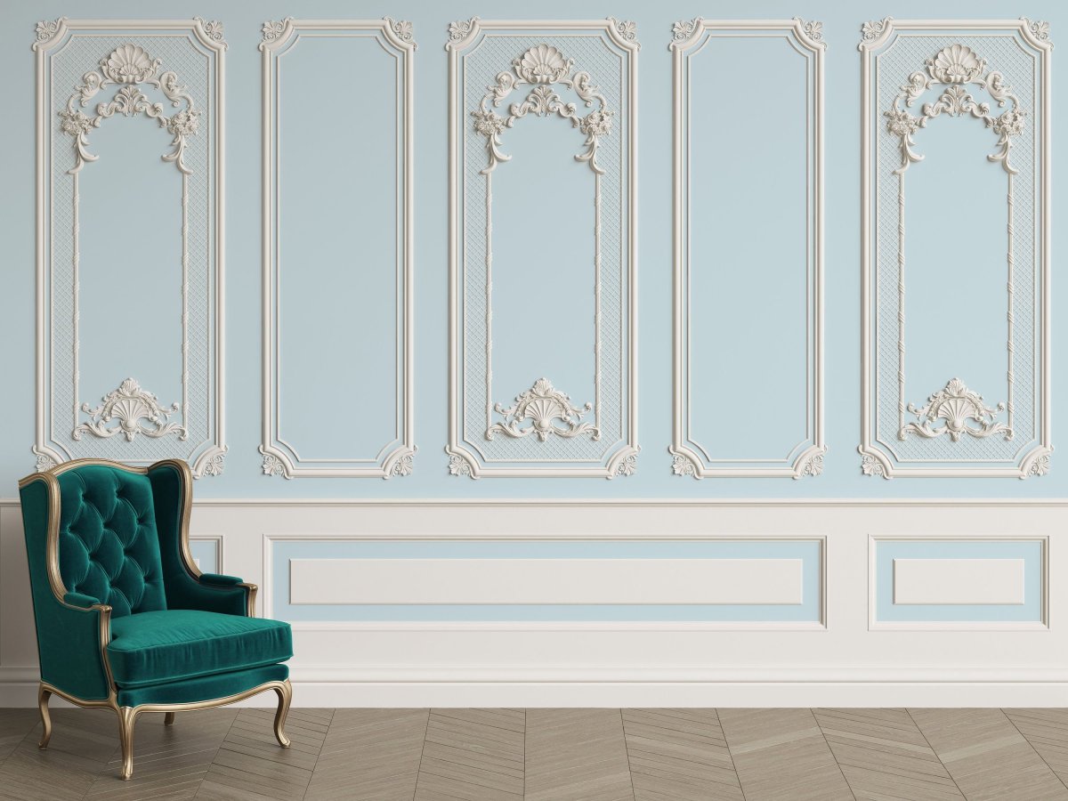 Пустые белые стены с молдингом