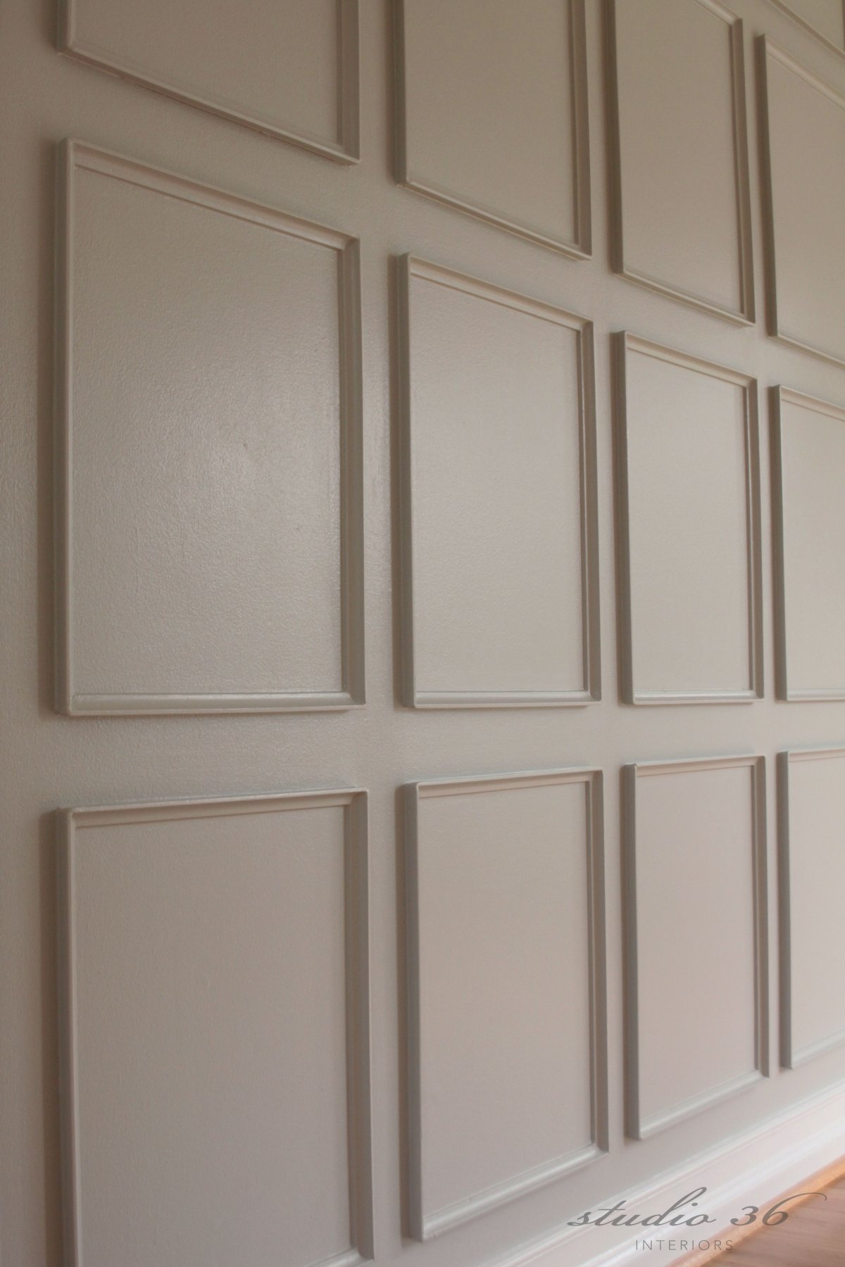 Белая стена с молдингами