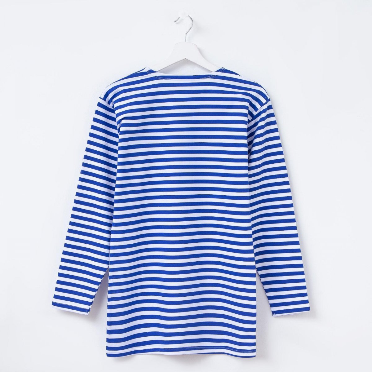 Платье-тельняшка с кроссовками