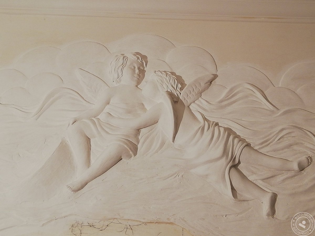 Барельеф ангелы на стене