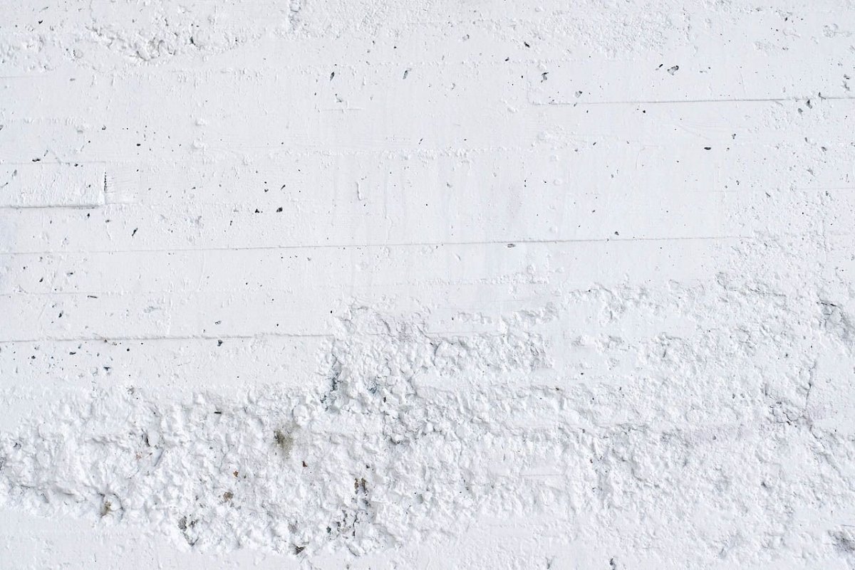 Белая бетонная стена