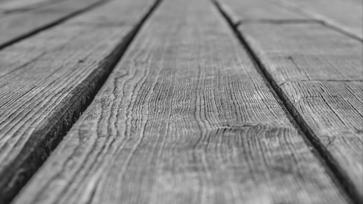 Темное дерево