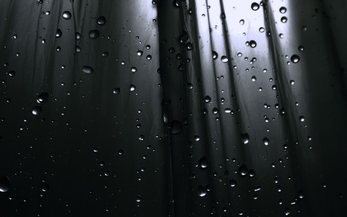 Капли на черном стекле