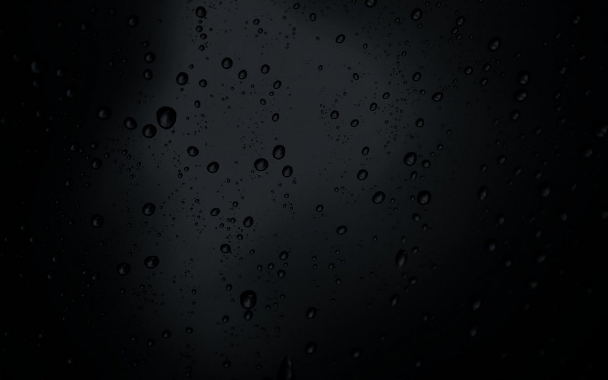 Капли воды на темном фоне
