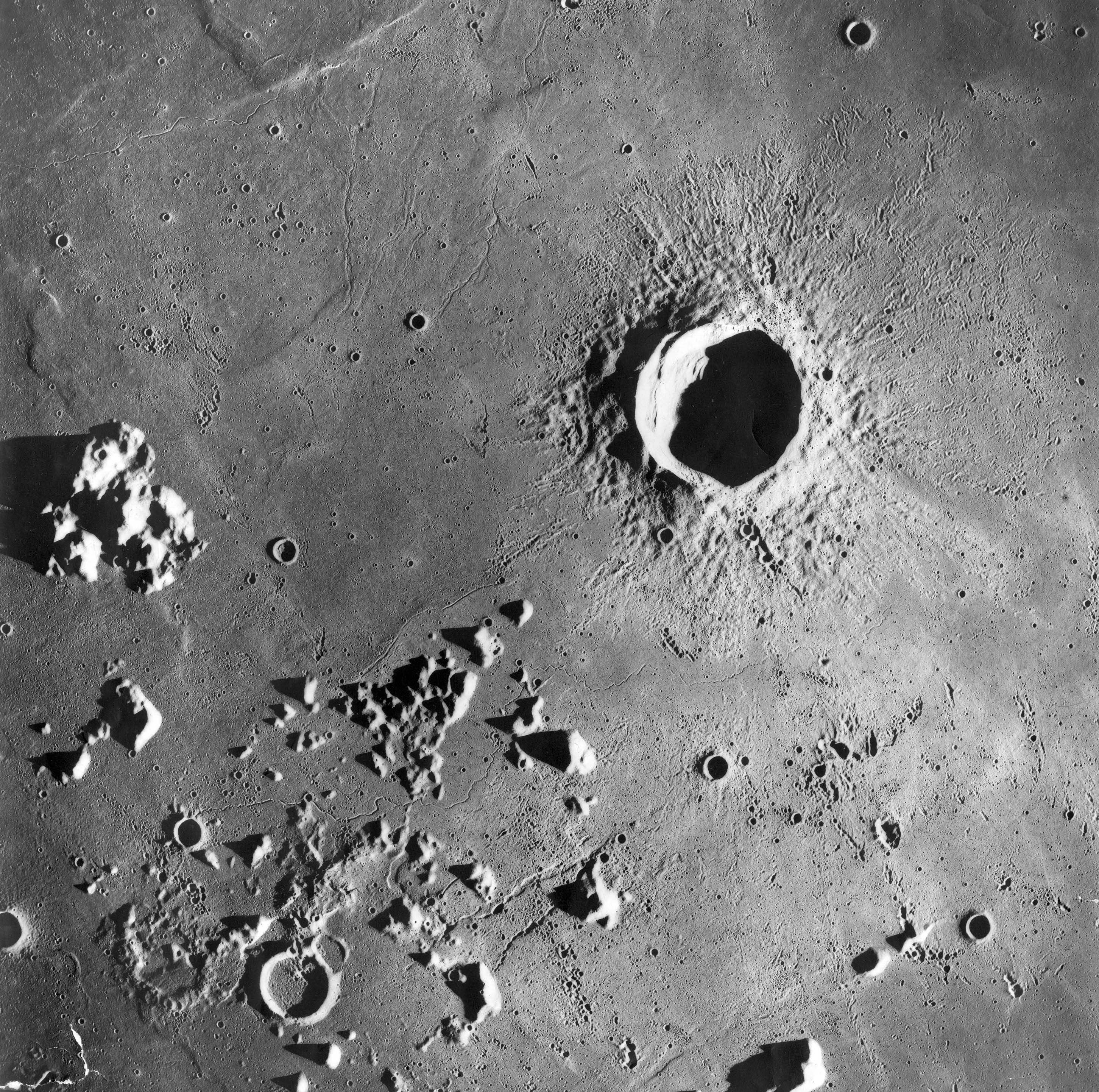 Большой кратер луны. Кратеры на Луне. Поверхность Луны кратеры. Кратер Лунная поверхность Луны. Кратер Байи на Луне.
