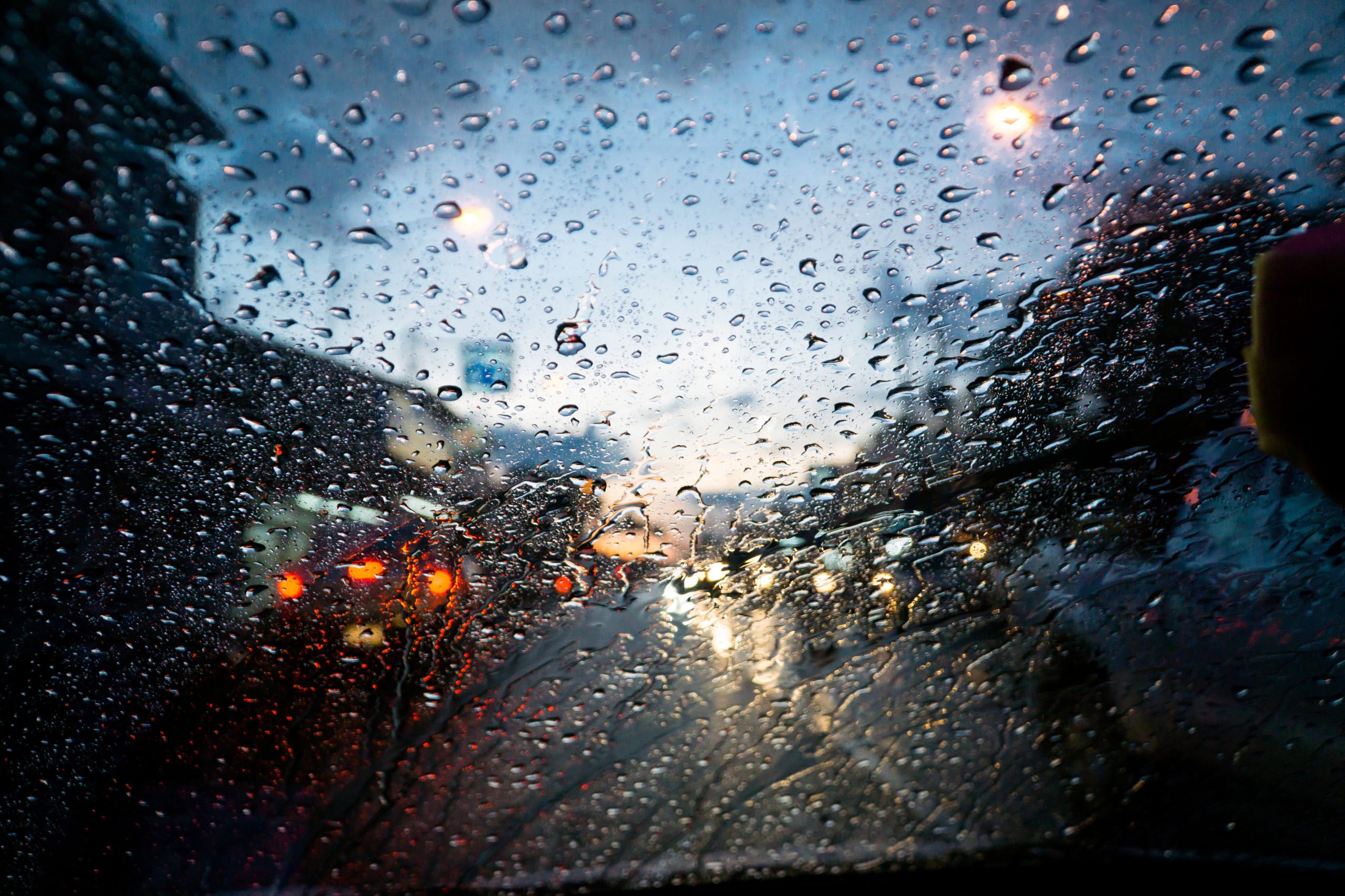 Хороший свет в дождь. Капли на стекле. Капли на стекле машины. Капли дождя на стекле. Мокрое стекло.