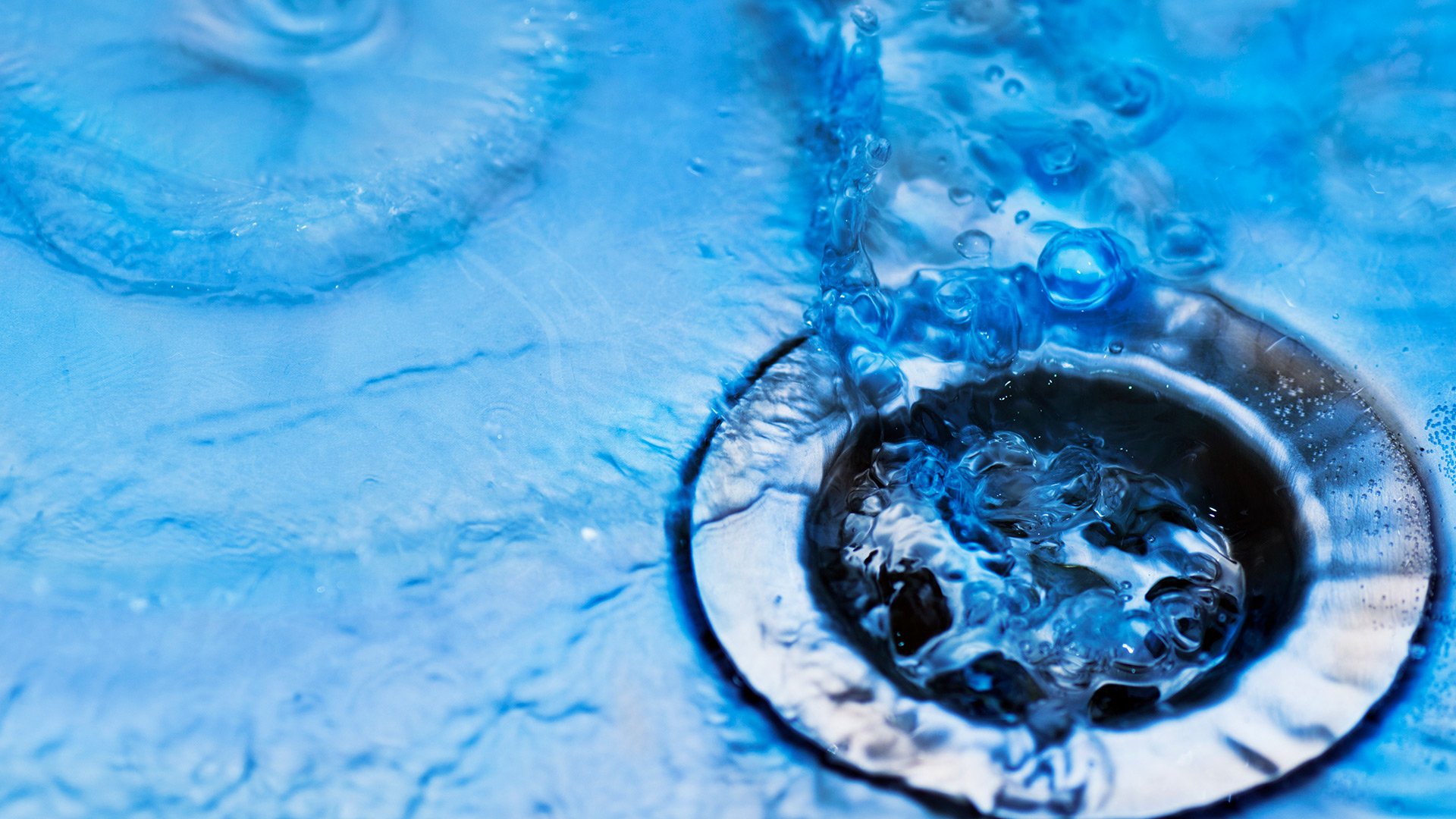 Сток воды. Раковина с водой. Голубая вода в раковине. Вода стоковые фото.