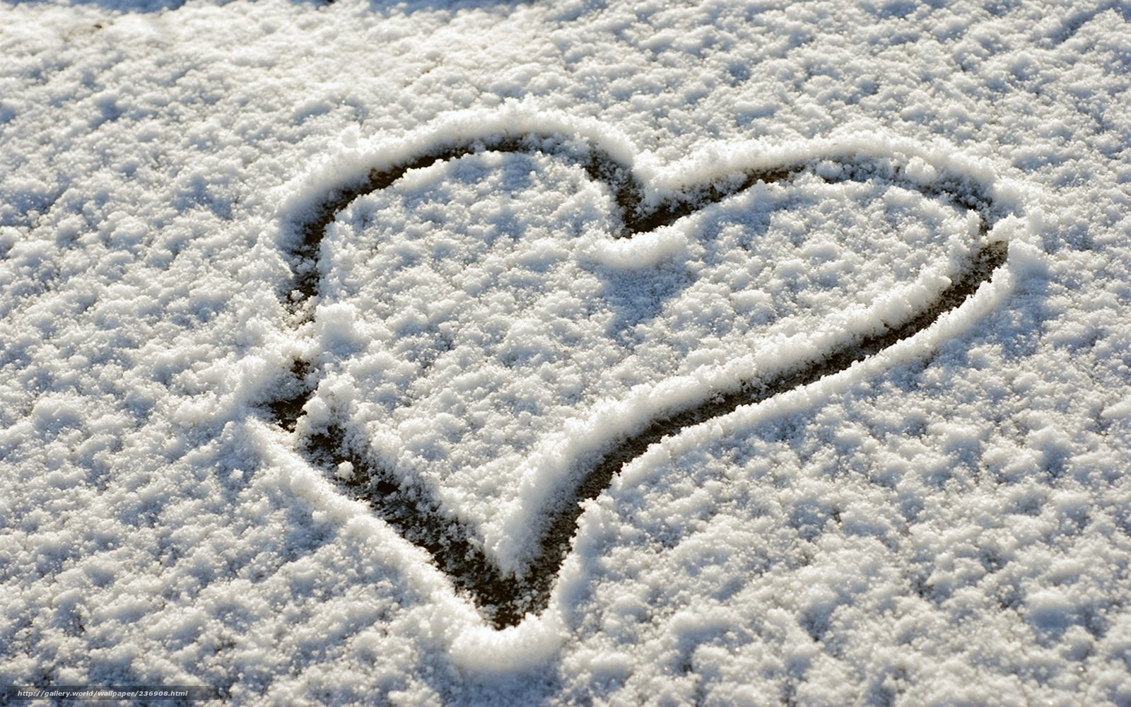 С зимой с первым снегом. Сердечко на снегу. Сердечко из снега. Снег. Зимнее сердце.
