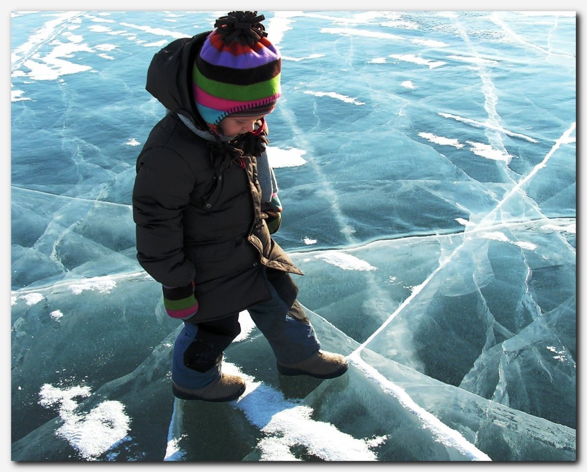 Тонкий лед на водоемах