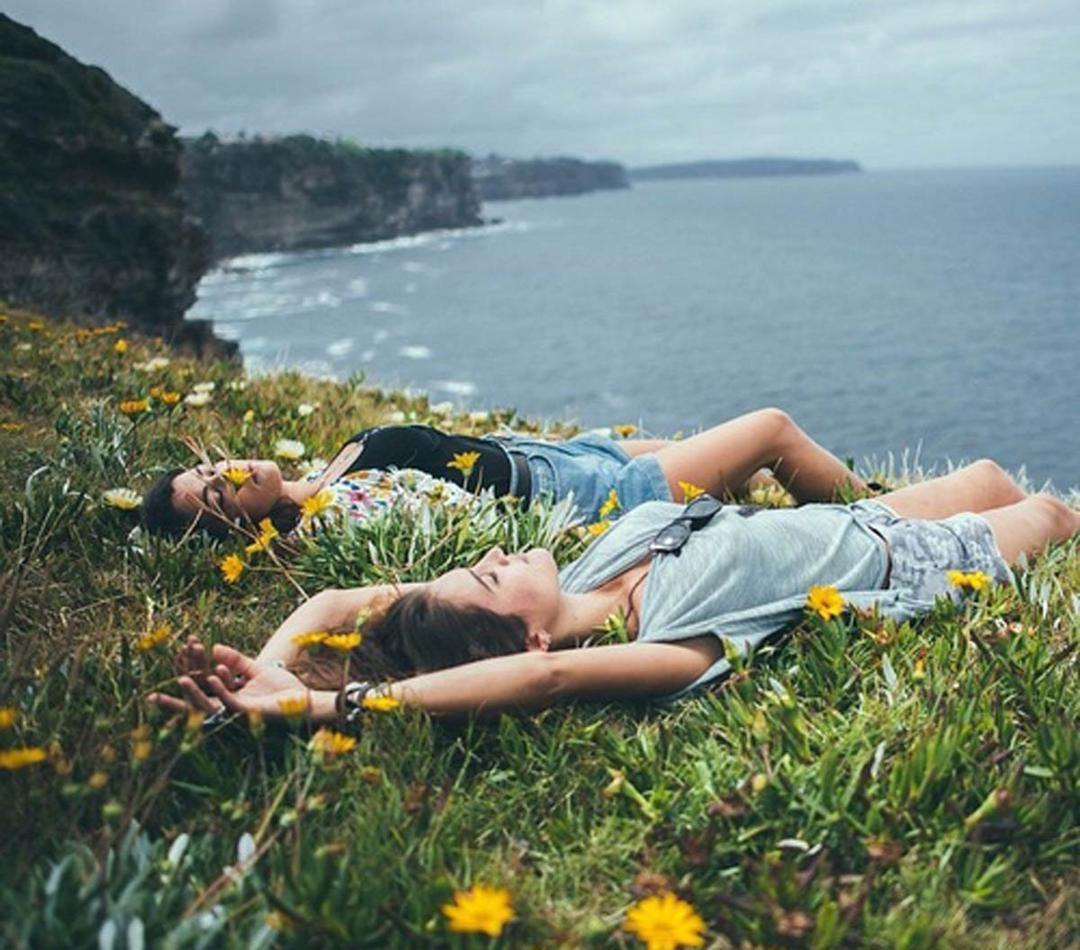 Сестренка отдыхает. Летняя фотосессия на природе. Наслаждение природой. Двое лежат на траве. Девушки отдыхают на природе.