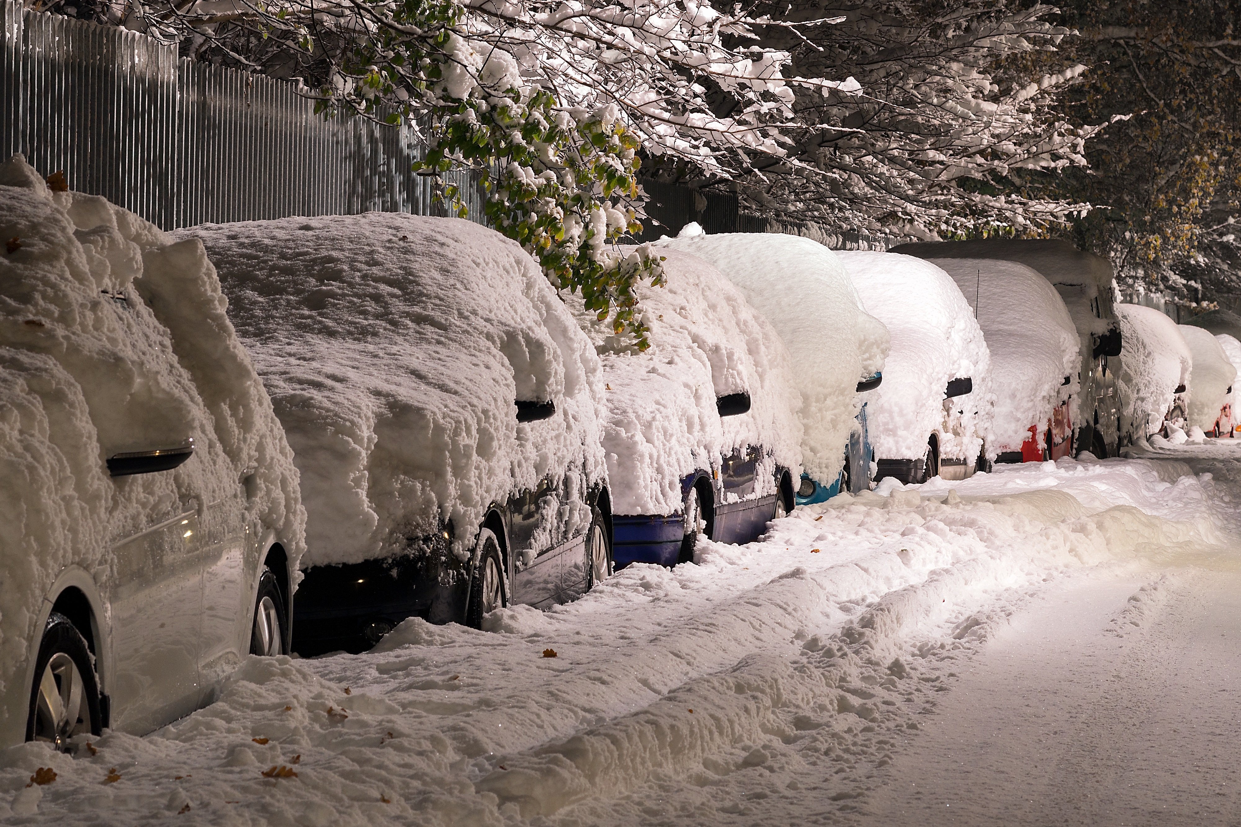 Самый большой сугроб. Много снега. Снежные заносы. Машина под снегом. Машину засыпало снегом.