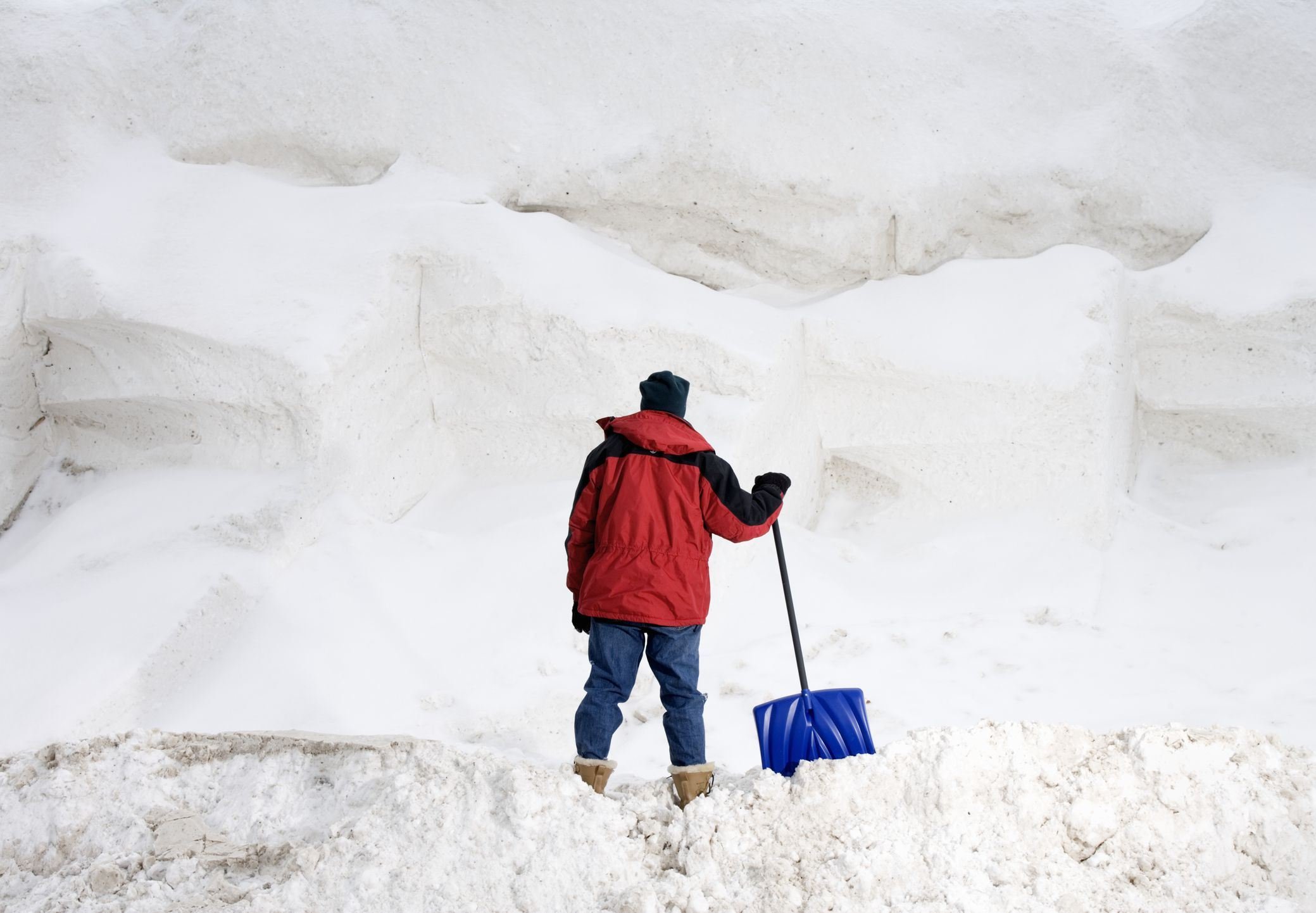 Сугробов работа. Человек с лопатой в сугробах. Человек расчистка снега. Снежные сугробы. Человек убирает снег.