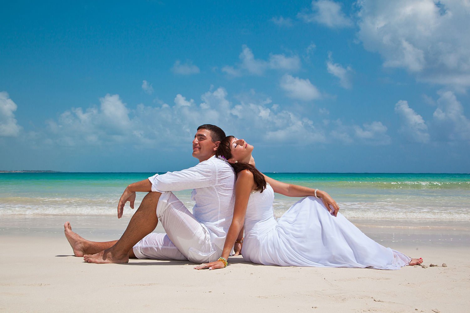 Тур на двоих в июне. Свадьба на море. Свадьба на пляже. Свадебная фотосессия на берегу моря. Свадьба вдвоем на море.