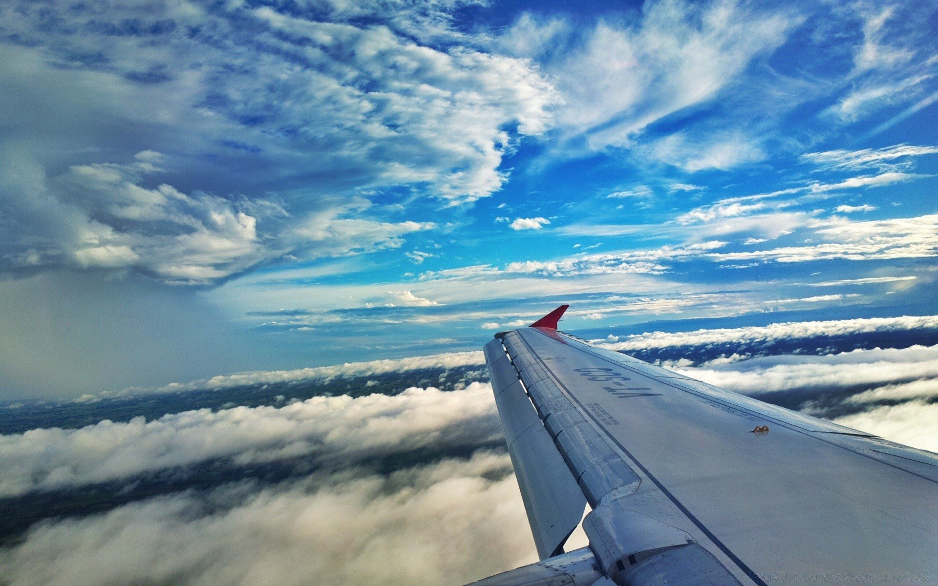 Стремительный полет самолета. Крыло самолета. Самолет в небе. Крыло самолета в небе. Вид из самолета.