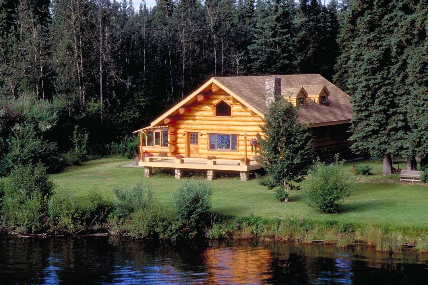 Озера рядом с деревнями. Аляска log Cabin. Кэбин у реки. Дом у озера (США, 2006). Дом у озера Аляска.