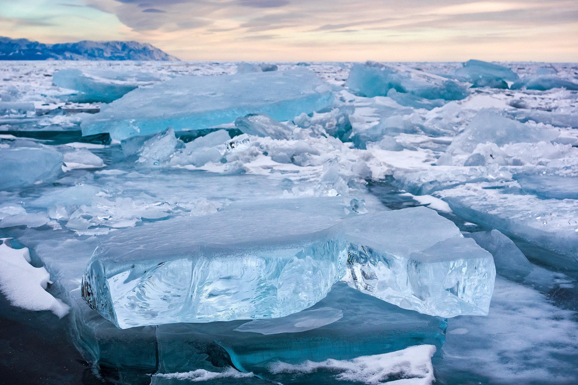 Кусочки льда на реке. Ледники Байкала. Лед Байкала Торосы. Озеро Байкал ледяные шатры. Ледяной пейзаж.