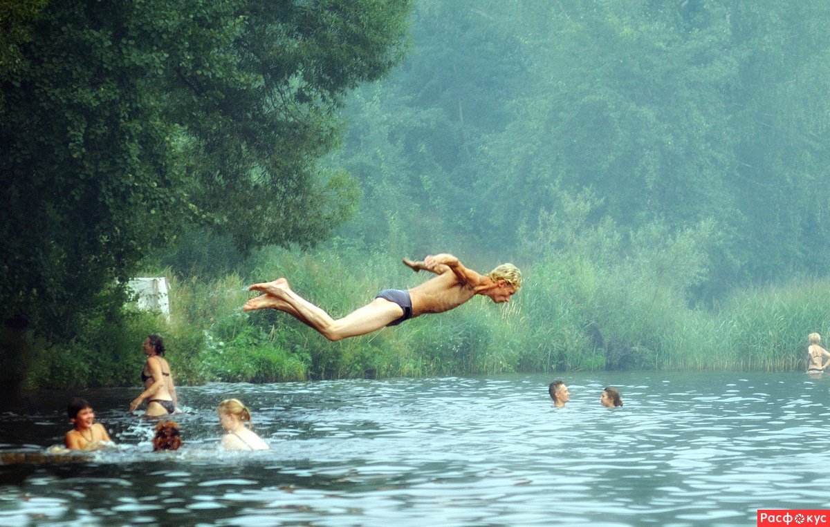 Человек купается в реке