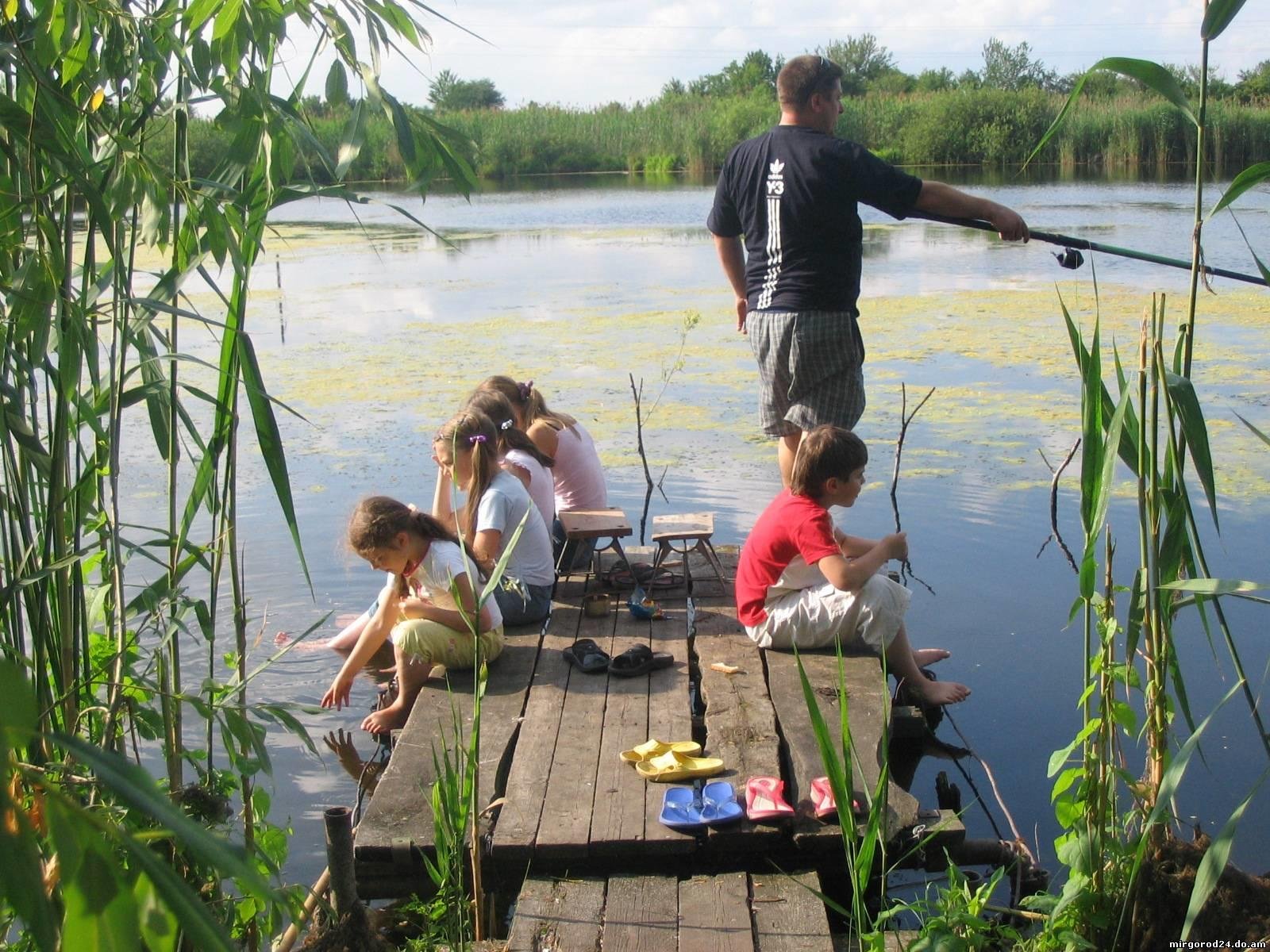 Своими семью озерами. Рыбалка летом. Семья на рыбалке. Дети рыбачат на пруду. Пруд для детей.