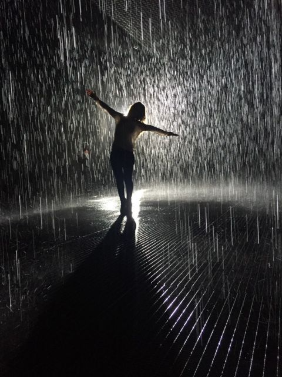 Под грустные танцы. Девушка под дождем. Человек под дождем. Танцы под дождем. Танцующая под дождем.
