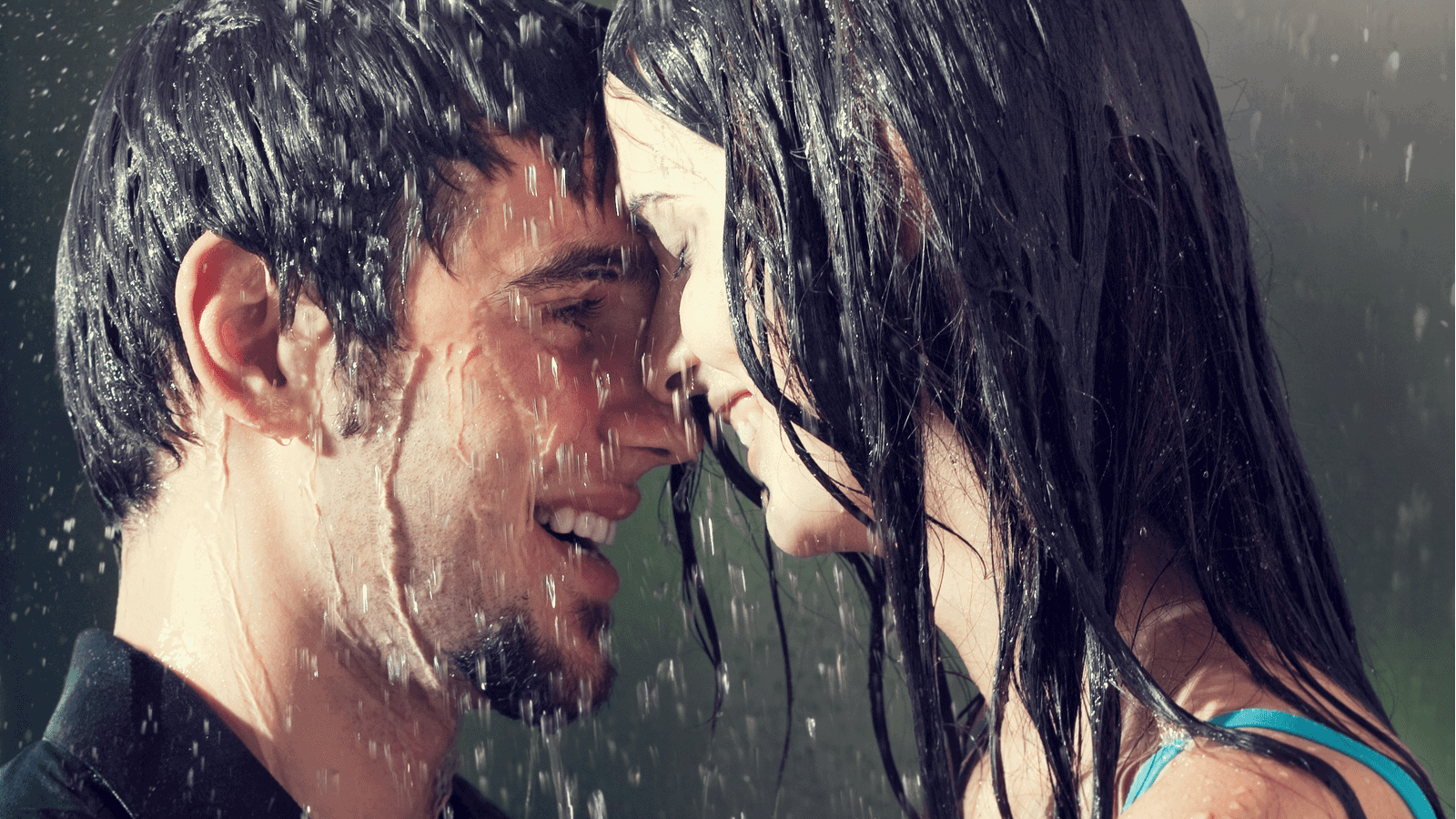 Песни дождь из мужиков. Двое под дождем. Целуются под дождем. Поцелуй под дождем. Любовь под дождем.