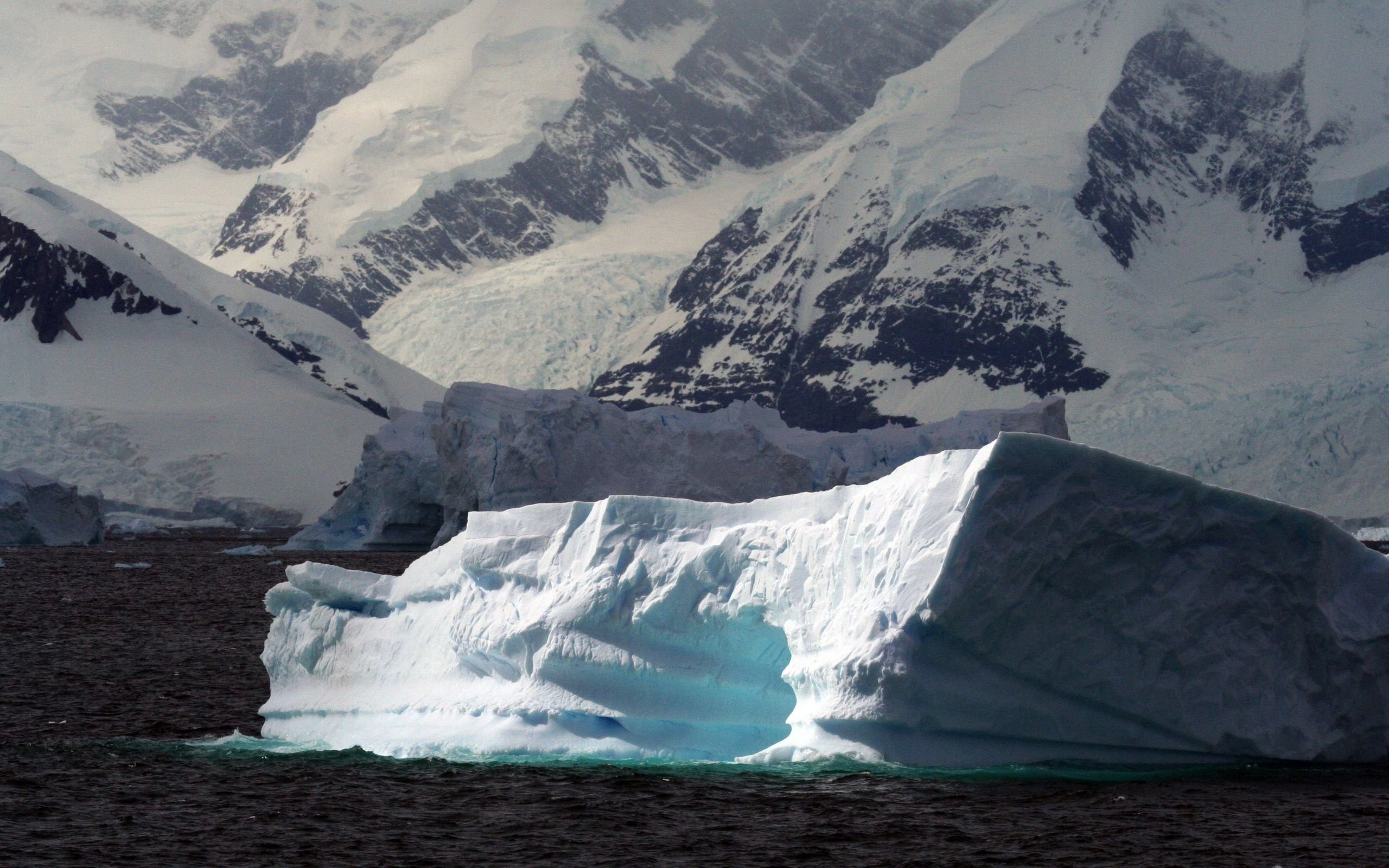Ледник академии наук. Гора Джонсон Антарктида. Айсберги Антарктиды. Ледник Эустфонна. Ледяной Покров Антарктиды.