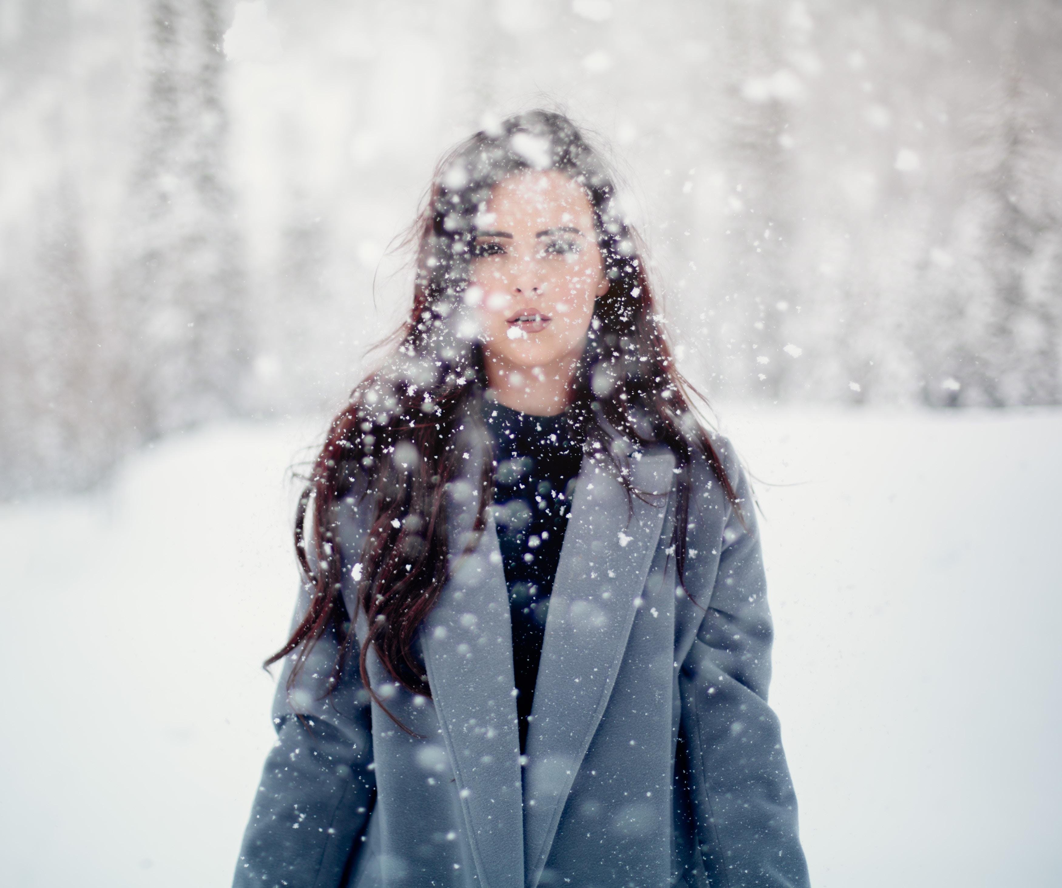 Девушка в снегу. Девушка и снегопад. Зимний портрет. Холодная женщина. Девушка под снегом